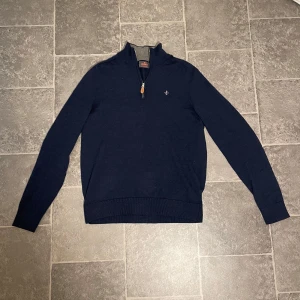 Morris merino half-zip mörkblå - Morris Merino Half/Quarter Zip || Nypris runt 1800 || Storlek M, passar S! || Väldigt bra skick - inga tecken på användning || Tveka inte att höra av dig om du har frågor
