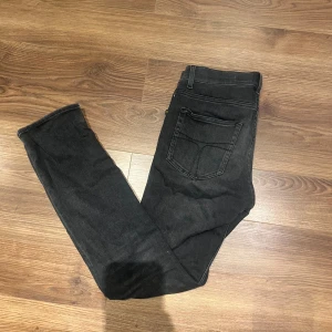 Svarta jeans från Tiger of Sweden - Snygga svarta jeans från Tiger of Sweden. Väldigt bra skick, inga defekter eller slitage alls. Hör av dig vid minsta fundering! Nypris: 1700 Mitt pris: 499.