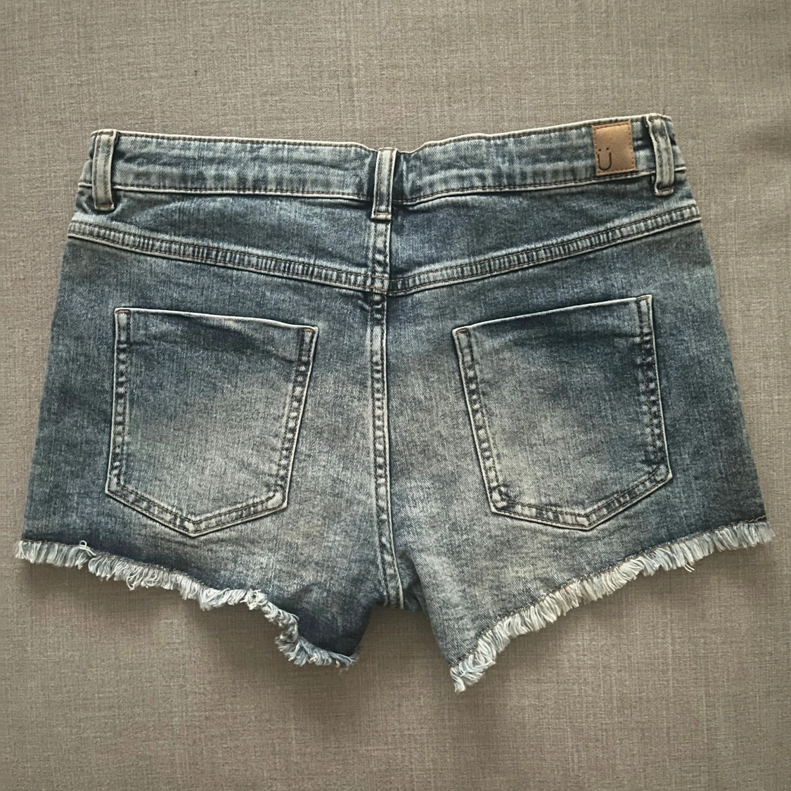 Jeansshorts med broderi - 90