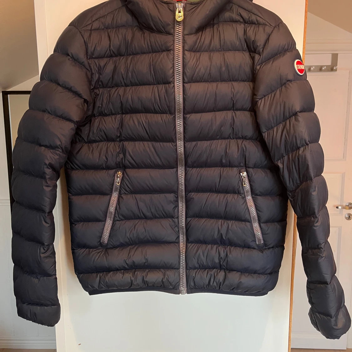 Mörkblå pufferjacka från Colmar