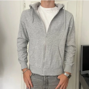 Snygg Grå Zip Hoodie – Bra Skick - Snygg Grå Zip Hoodie – Bra Skick Enkel och bekväm grå zip hoodie i bra skick. Perfekt för vardagsbruk. Kontakta mig för mer info! MVH, DLVClothing_sth