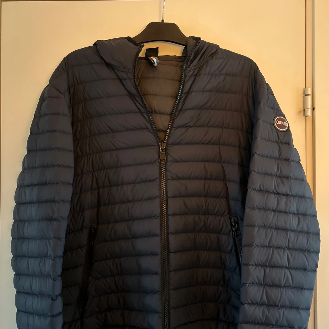 Mörkblå dunjacka från Colmar