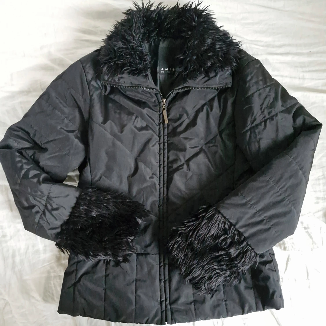 Svart jacka med fuskpäls från Amisu