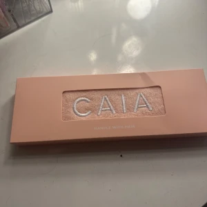 CAIA hårband  - Säljer ett smink hårband  från CAIA i en stilren förpackning. Perfekt för att undvika att få smink i håret.