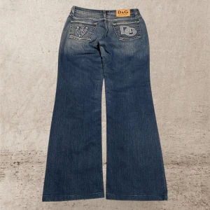 Blå jeans från Dolce & Gabbana - Snygga blå jeans från Dolce & Gabbana med broderade detaljer på bakfickorna. Perfekta för en stilren look. Uppskattad storlek XS/S . Skriv för frågor eller liknande💙