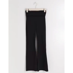 Yoga pants  - Snygga svarta yoga pants med låg midja och bootcut-stil. Perfekta för en stilren look. Tillverkade i ett mjukt och stretchigt material för extra komfort. Använda endast en gång💕💕de är i gina Young tall