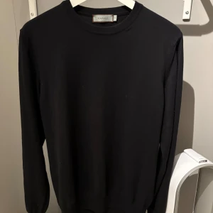 Canali finstickad tröja.  - Canali finstickad tröja. Stl 48, sitter som Small. Är 177cm och väger 66kg. Nypris 2800kr på CareOfCarl. 