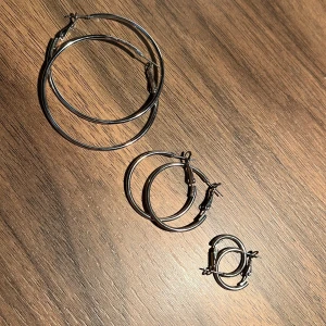 Set med tre par silverfärgade hoop-örhängen - Säljer ett set med tre par silverfärgade hoop-örhängen i olika storlekar. Perfekta för att mixa och matcha till olika outfits. Enkla och stilrena, passar till alla tillfällen.
