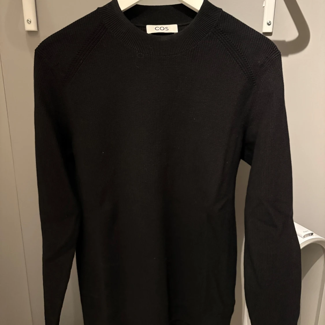 COS ribbstickad tröja