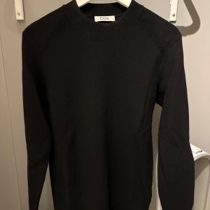 COS ribbstickad tröja - Cos ribbstickad tröja. Storlek S. knappt använd. Är 177cm och väger 66kg. 