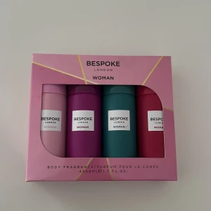 Bespoke London Woman Body Fragrance Set - Upptäck ett set med fyra olika dofter från Bespoke London för kvinnor. Innehåller dofter av mandarin och praline, bergamott och ros, saltad karamell och vattenliljor, samt kryddigt päron och varm ambra. Perfekt för att variera din doft efter humör och tillfälle. Säljer pågrund av dubbletter, oöppnad!