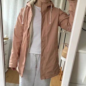 Rosa regnjacka med teddyfoder - Knappt använd regnkappa med mjukt teddyfoder.