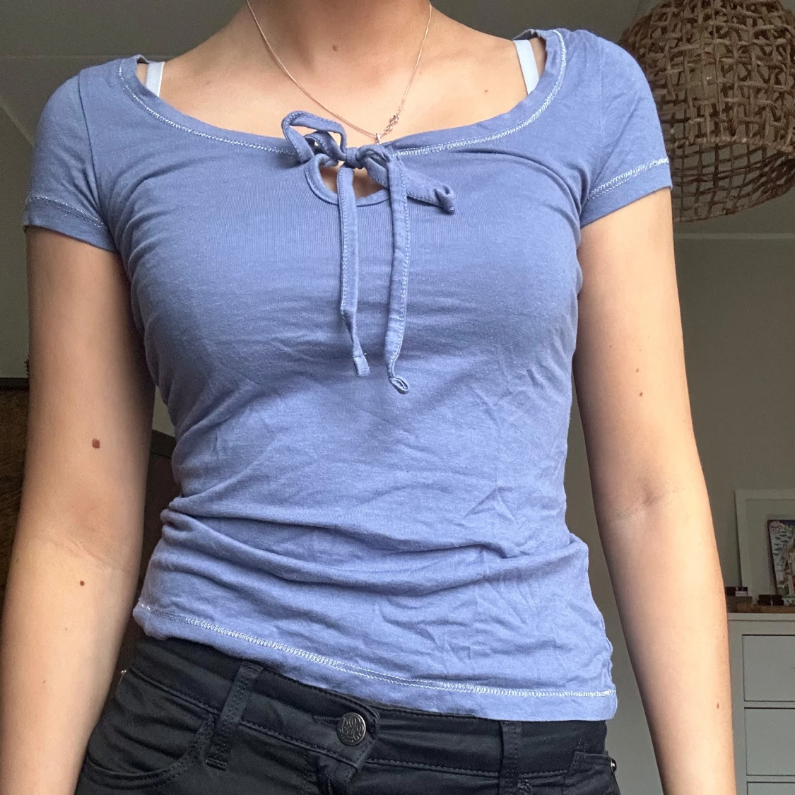 Blå kortärmad topp med knyt