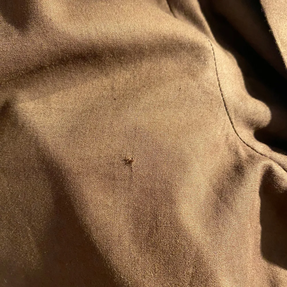 Brun skjorta i väldigt bra skick, köpt från H&M. Den har endast ett litet hål som syns på bilden. Bortsett från det har den använts ett fåtal gånger och är i bra skick. Materialet är skönt och passar perfekt för sommaren, vilket gör den både fin för vardagliga tillfällen och vid finare event🤍. Paidat.