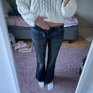 Lågmidjadejeans  - Coola lågmidjade jeans utan fickor med en snygg skärp detalj runt. Finns bild på men lite försmå på modellen. Midjemått: ca 38 cm, ytterbenslängden ca 98 cm.☺️bootcut