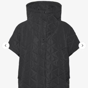 Copenhagen muse  - Super fin cape/ väst från copenhagen muse 🩷köpt för ett halvår sen och knappt använd, slutsåld. Köpt för 1100