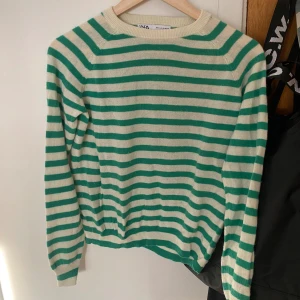 Randig Zara tröja - Trendig grön och vitrandig tröja från Zara. Köpt på plick, passar mig ej i storleken! Köp gärna denna i samband med annan vara på min sida med samma pris och få halva priset på en av dem, + de skickas i samma paket så man betalar endast frakt för en✨