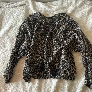 Trendig blus med leopardmönster. 🐆🐆