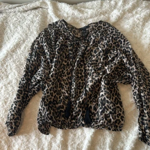 Leopardblus - Trendig blus med leopardmönster. 🐆🐆