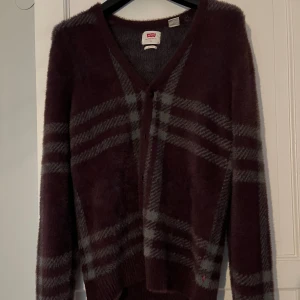 Levis cardigan - Levis cardigan i storlek S. Aldrig använd, pris kan diskuteras.