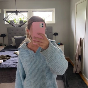 Blå stickad tröja från ginatricot  - Bra skick, blå stickad tröja med krage, från ginatricot 