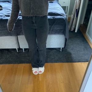 Svarta Jenas från MadLady  - Svarta jeans med en urtvättad färg, använda men inget dåligt skick, hög midja, rak i modellen 