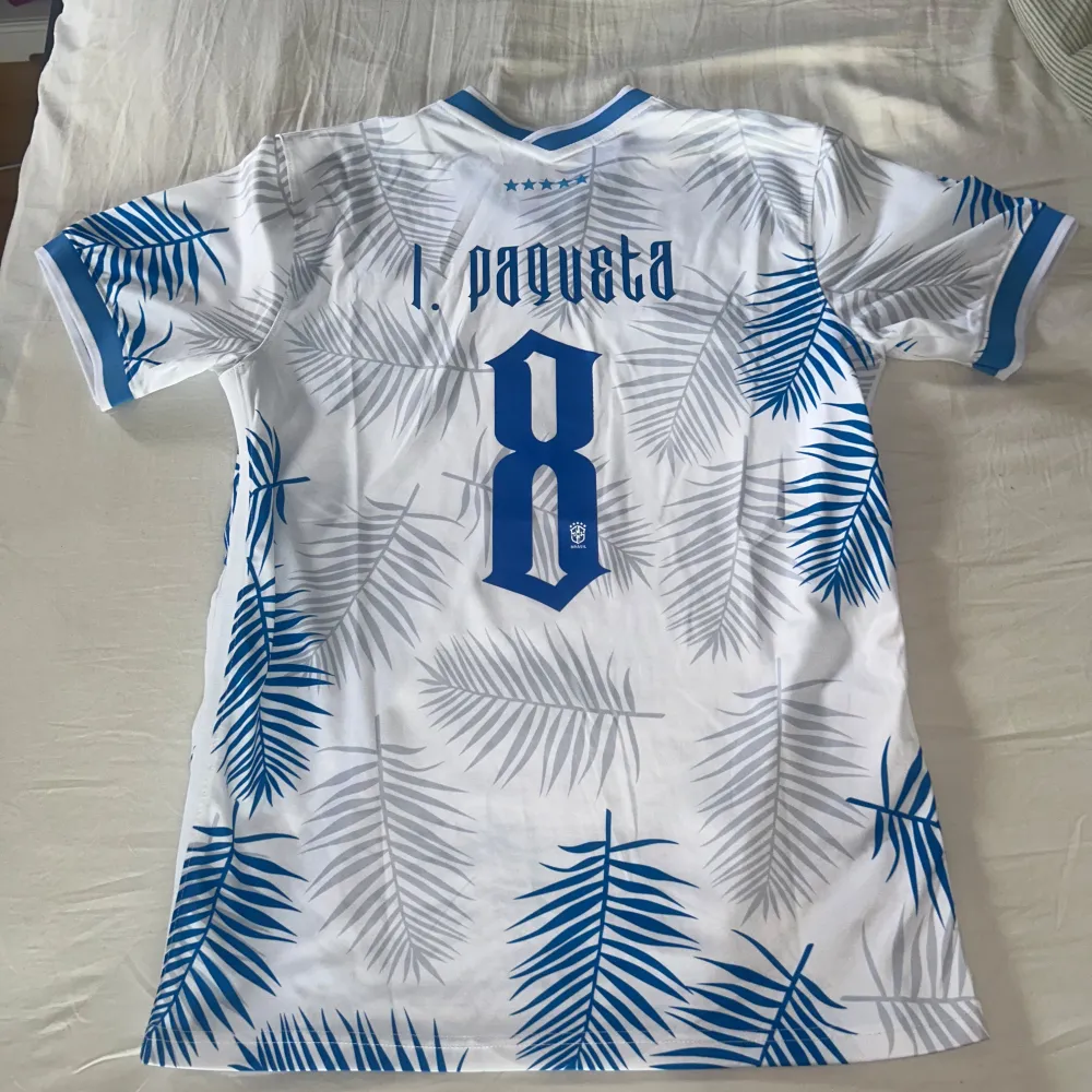 Aldrig används, den är på försäljning på grund av att den är för stor för mig! Jätte fin tröja utan några alls defekter!  Brasilien Lucas Paqueta nummer 8  storlek M   . T-shirts.