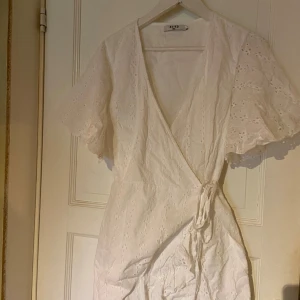 Student klänning - Använd en gång, men har inga fläckar och skulle endast behövas strykas