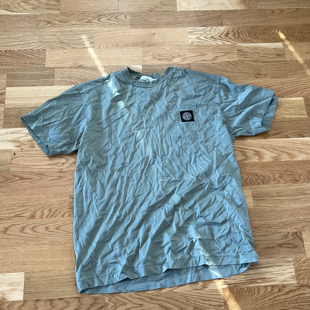 Säljer min fina Stone island T-shirt knappt använda skick 9/10 skrynklig för den har legat i källaren men är ju bara att stryka den👍. T-paidat.
