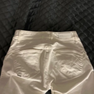 Bootcut jeans - Jag säljer dessa superfina jeans som tyvärr har blivit försmå för mig. Dem är knappt använda och i jättebra skick! Nypriset är 1000kr och därför säljs de för 500kr!!