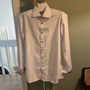 John Henric skjorta  - Stilig skjorta från John Henric köpte för 800kr. Jätte bra skick, storlek M. Skriv till mig om de är några fler frågor. 