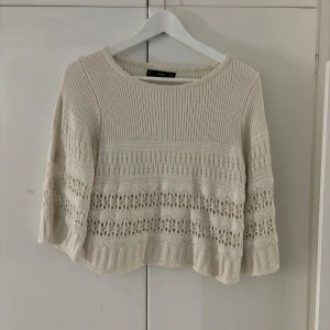 Mango topp - Säljer denna jätte fina topp från Mango som tyvärr inte kommer till användning längre, den är ändats använd några få gånger och är i väldigt fint skick, hör gärna av dig vid frågor och funderingar💕