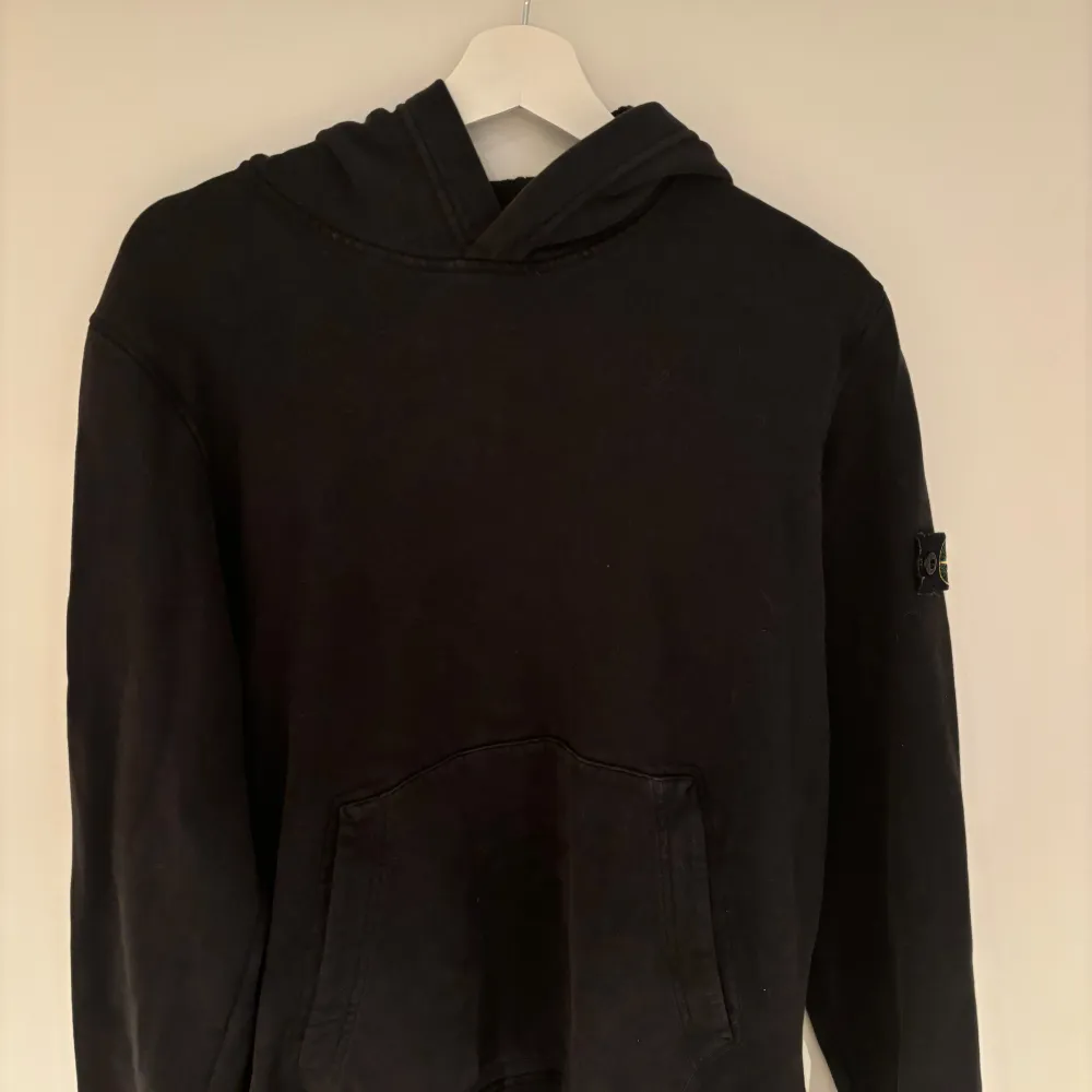 Säljer min Stone island Hoodie som inte kommit till användning. Köpt för ett tag sedan men knappt använd Köpt från Farfetch. Junior size strl 170 men passar upp till 182 cm!  Passar S och M. Hoodies.