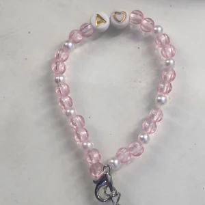 Armband🤍 - Ett armband med rosa pärlor, finns även i andra färger och man får välja själv vilken bokstav och färg på pärlorna man vill ha🤍