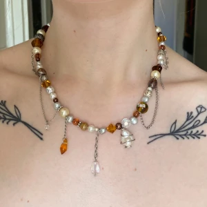 Halsband - Jättefint halsband, handgjort så helt unikt 🧡 kan även skickas med frimärke 18 kr