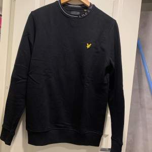 mycket fin skick sweatshirt från Lyle&Soctt i storlek XS 