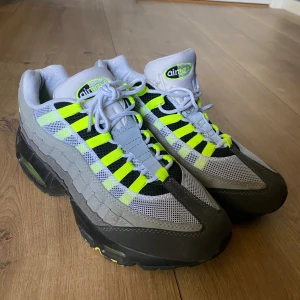 Air Max 95 - Neon OG - 45 - Sparsamt använda. Storlek 45. Kommer med ursprungliga skollådan. 