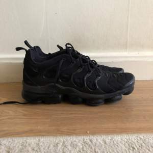 Nike vapormax plus i storlek 43. Varan är i bra skick, men har små defekter: vit repa på framsidan av skon (Se bild 4). Lite slitage i hälen inuti skon (se bild 5). I övrigt är skon i bra skick!  Nypris: ca 2600 Hör av er vid minsta fundering mm. 