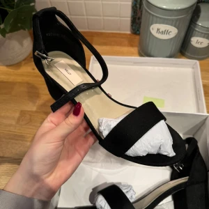 Klackskor - Säljer dessa svarta klackskor från Nelly i strl 37. 😍Skorna är oanvända med en klackhöjd på 6 cm. 🤩Nyinköpt för 349kr.🥰