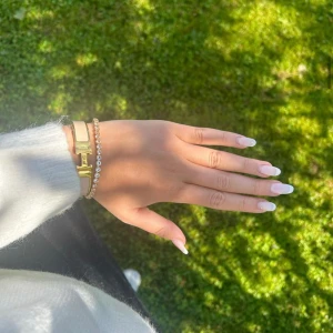 Tennisarmband  - Tennisarmband (de till höger)  Finns i silver också