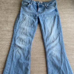 Superfina bootcut jeans från lager 157 💗 - Superfina bootcut jeans från lager. Jeansen är i bra kondition med inga hål eller synbara fläckar på dem. Jeansen är använda och säljs för dem blev tyvär för stora. 💞 Midjebredden- 38/39cm Innerbenslängden- 73cm