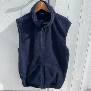  fleeceväst - Säljer en mörkblå fleeceväst från Livergy. Den är supermjuk och perfekt för kyliga dagar. Perfekt för höst och vår!