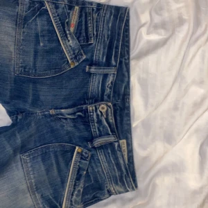 Lågmidjade jeans  - Säljer mina jättesnygga jeans, använda 3-4 gånger bara!!💗 Midja 28 längd 32💗 