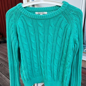 Grön stickad tröja - Grön stickad tröja i stl M. Använd men i bra skick. 