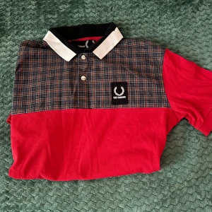 Fred Perry x Rad Simons piké - Superbra skick, passar mig som är 180/69kg och vanligtvis har M