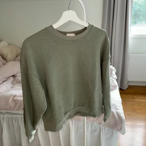 Grön sweatshirt  - Boxig kortare sweatshirt, använd ett fåtal gånger