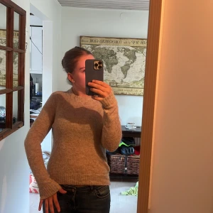 tröja  - mycket bra skick nästan aldrig använd men för liten 