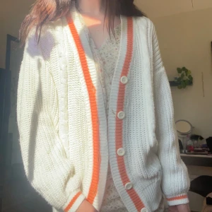 söt kofta - jättesöt kofta, perfekt till hösten!! är storlek 42/44 men sitter bra och oversize på mig som har storlek 36 så den passar nog många storlekar🩷