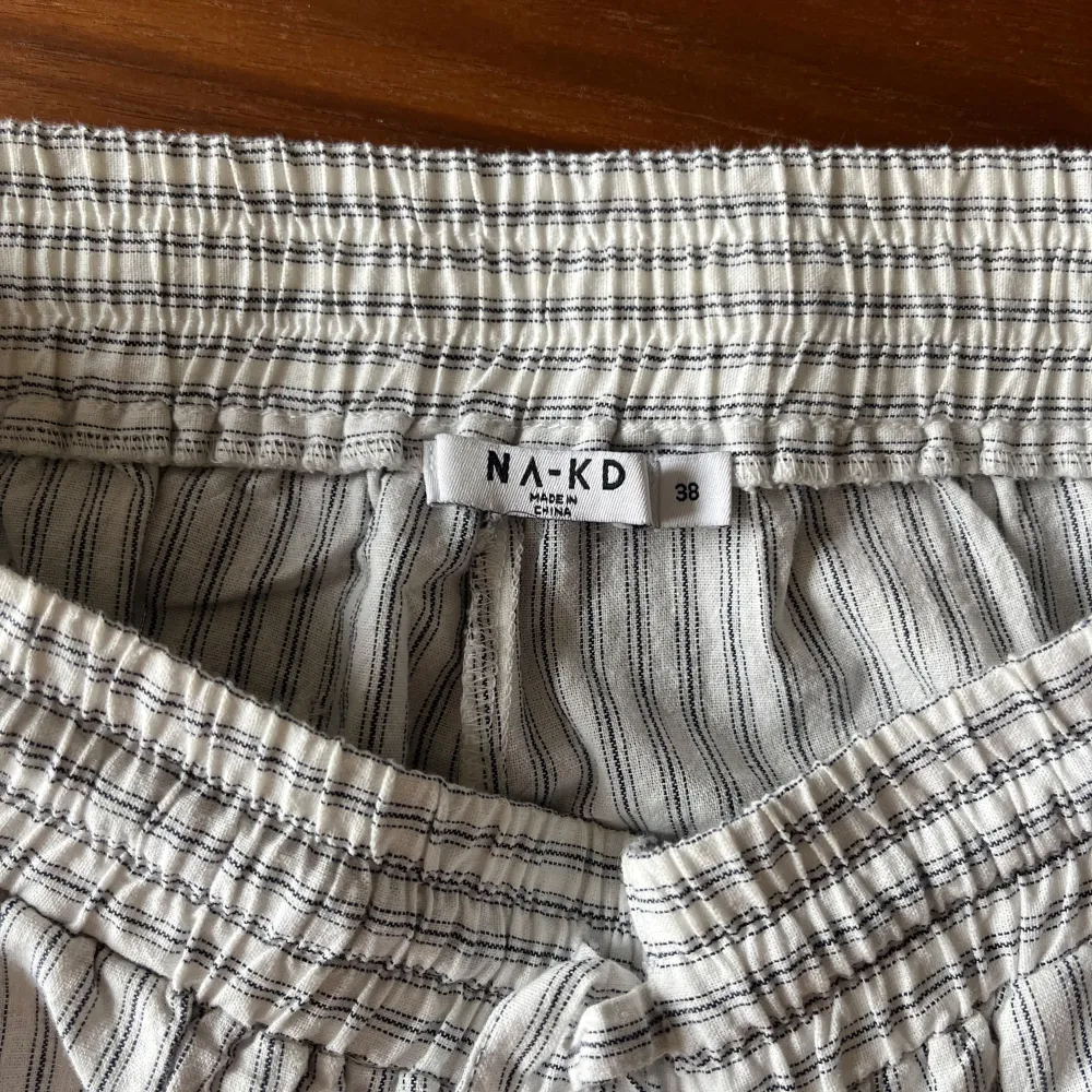 Så fina pyjamasbyxor i blå och vitrandigt tyg med resår i midjan och en ficka baktill. Storlek 38 från NA-KD. Jeans & Byxor.