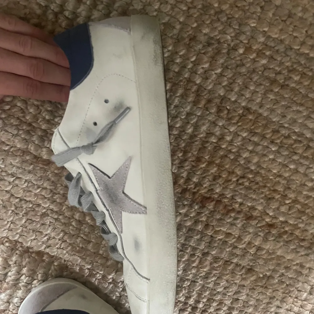 Hej jag säljer dessa snygga vita sneakers som har grå stjärnor och snören på sig. De är enbart använda ett par gånger och är i mycket bra skick. De är i storlek 44 men är ganska små i storleken o sitter ungefär som ett par normala 43or.. Skor.